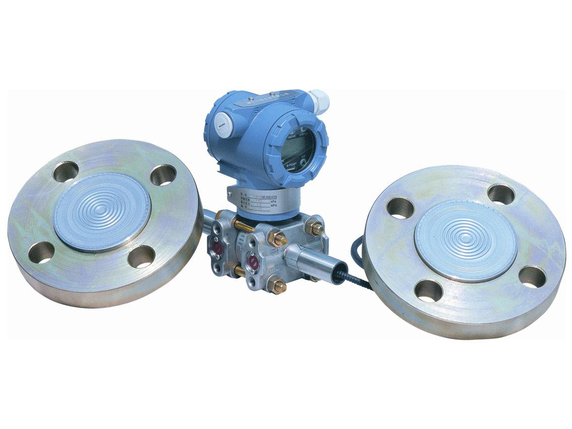 Flush diaphragm seal pressure transmitter