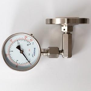 Diaphragm seal pressure gauge with angle