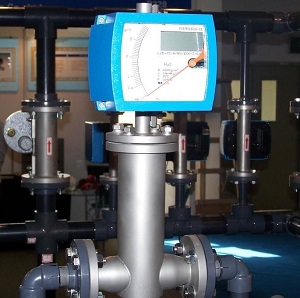 Horizontal variable area flow meter