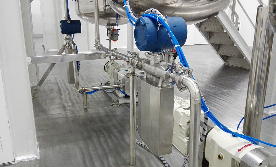 Coriolis flow meter for liquid ammonia measurement