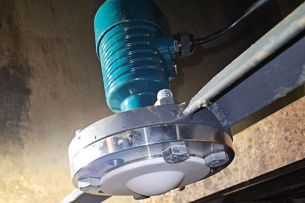 Flush PTFE lens antenna of radar level sensor