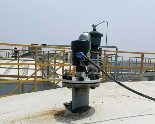 Bộ truyền tín hiệu đo mức bằng radar 80GHz dành cho bồn chứa dầu ăn.