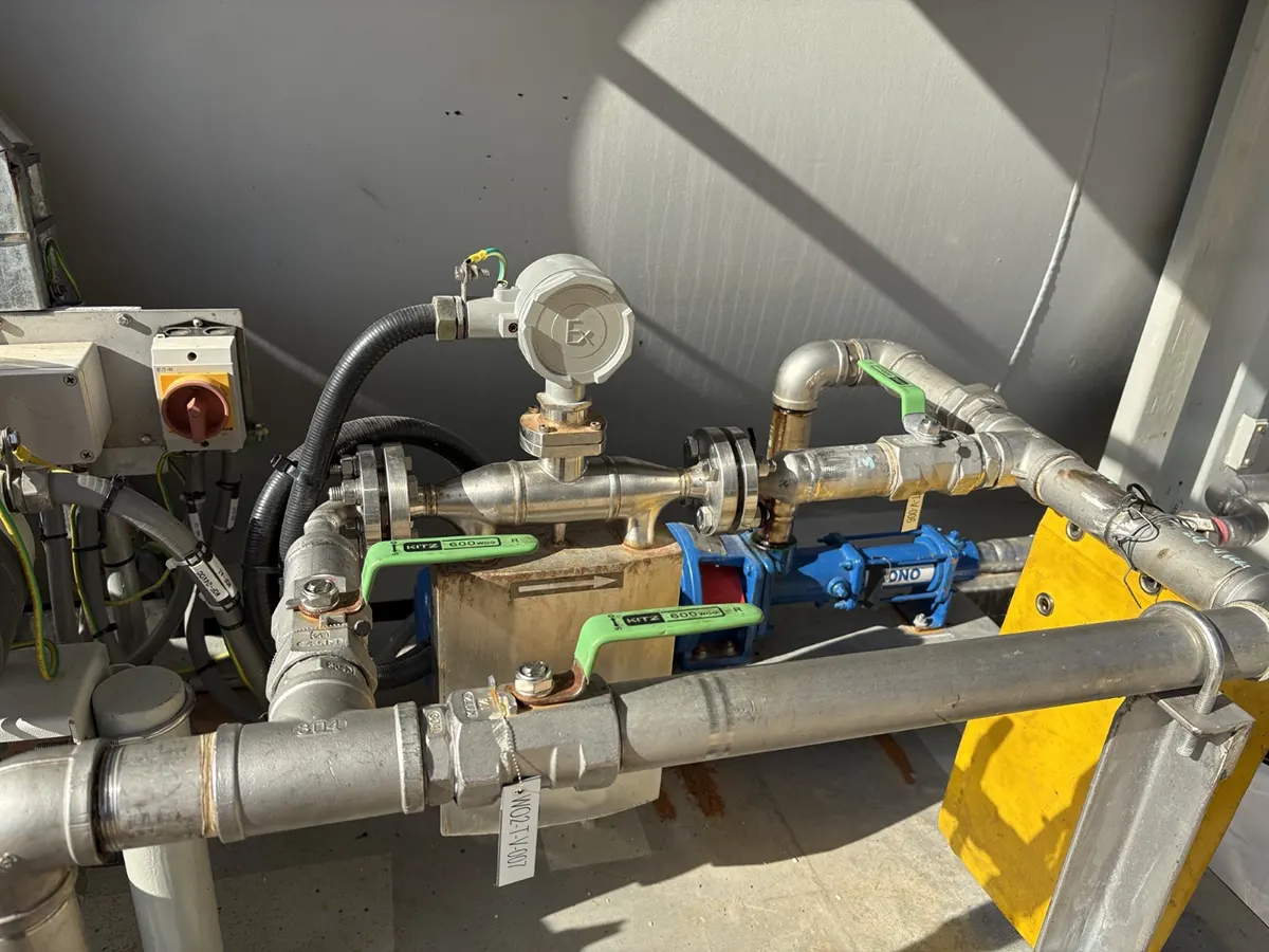 Coriolis flow meter for molten urea