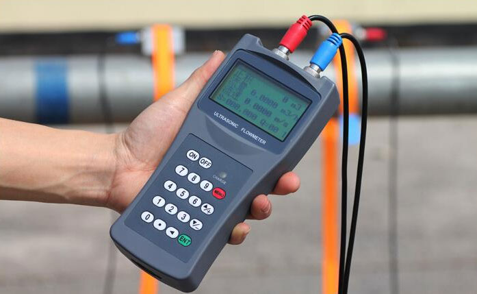 Ultrasonic flow meter for wastewater measurement
